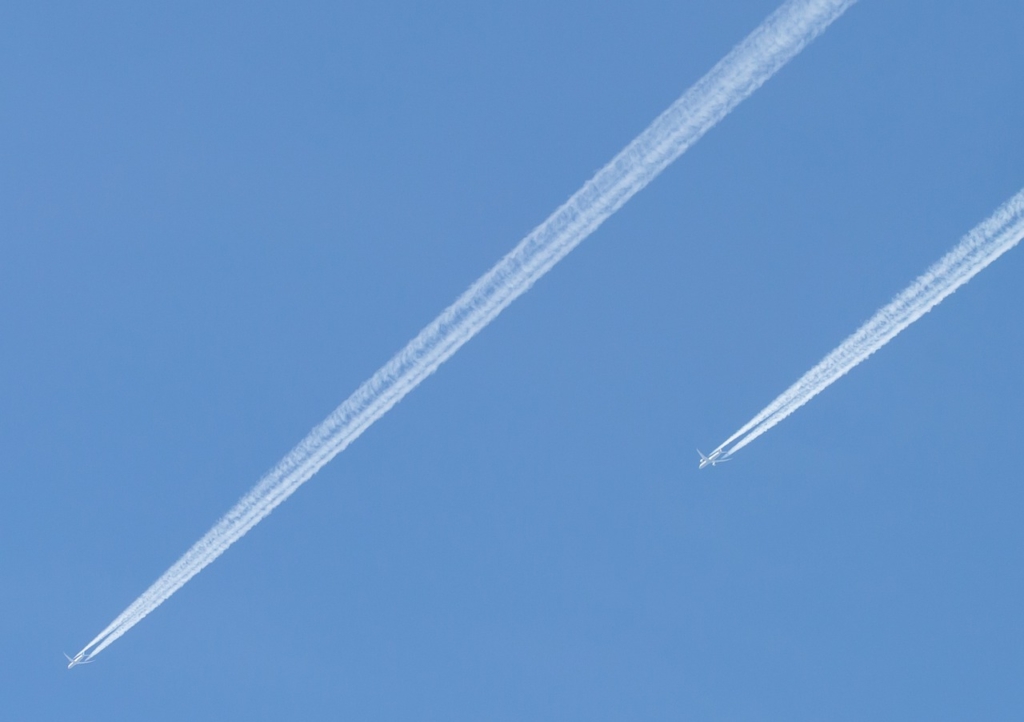 Contrails Airplanes Blue Sky Sky  - TheOtherKev / Pixabay